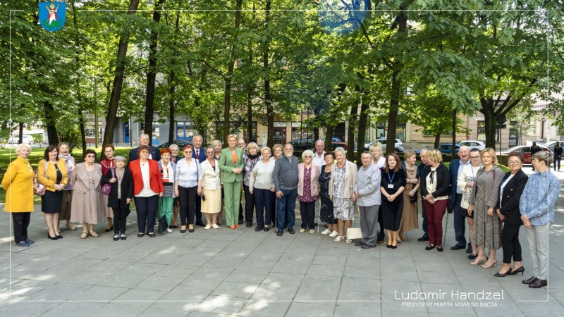 Małżonka Prezydenta RP Agata Kornhauser- Duda, Prezydent Ludomir Handzel wraz z seniorami z Dziennego Domu Seniora