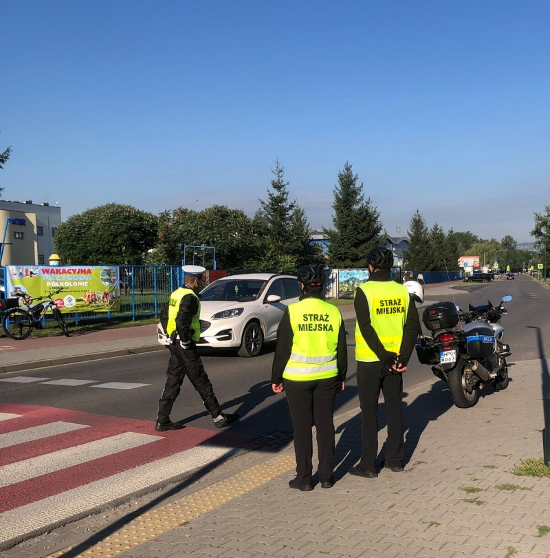 Funkcjonariusze Straży Miejskiej przy przejściu pieszych